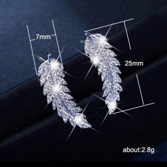 NEW Luxury 18k Gold Diamond Feather Earring - Picture 5 of 6